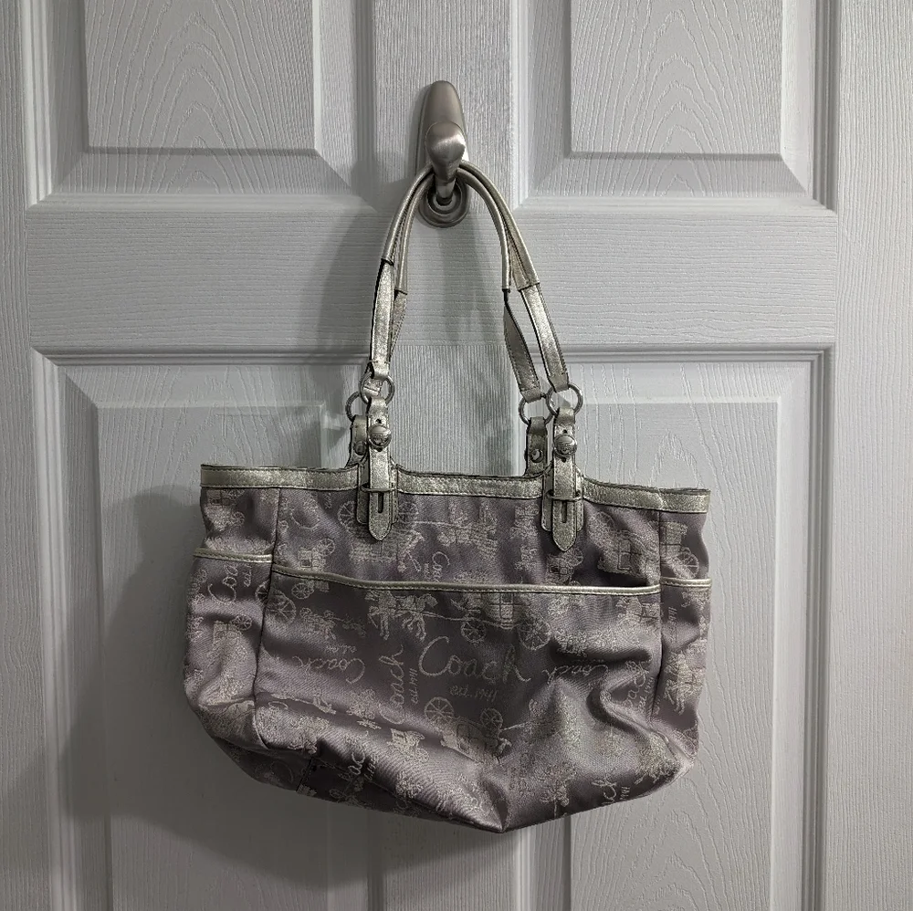 Coach Signature Horse &‎ Carriage Print Tote Bag Lavender Metallic Leather Trim - Picture 2 of 6